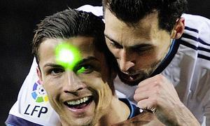 Cristiano Ronaldo, con la luz verde en la frente, durante la semifinal de Copa contra el Barça. / Josep Lago / Afp
