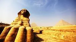 La Esfinge, frente a las pirámides de Giza