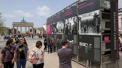 Espectadores en la exposición 'Diversidad destruida', cerca de la Puerta de Brandenburgo, en Berlín. / FABRIZIO BENSCH/ REUTERS
