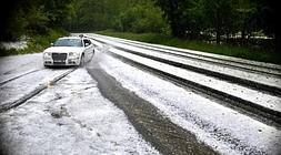 El granizo ha cubierto la carretera./ I. Pérez