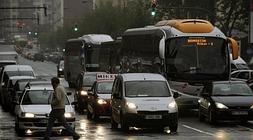 Un hombre cruza la calzada por los nuevos accesos. / Fernando Gómez