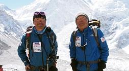 Yuichiro Miura ha llegado a la cima en compañía de su hijo. / Efe