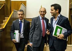 El lehendakari, Urkullu, el portavoz del Gobierno, Jose Erkoreka, y el portavoz del PP, Borja Sémper, al comienzo del pleno de hoy. / EFE