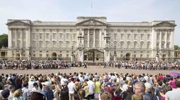 Turistas frente al Buckingham Palace. / AFP