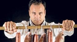 León prepara chacinas a partir de pescados.