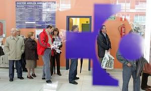 Varias personas esperan su turno para ser atendidas en un mostrador de un ambulatorio./ E.C.