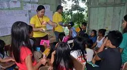 Voluntarios dan material escolar a los niños./ Facebook