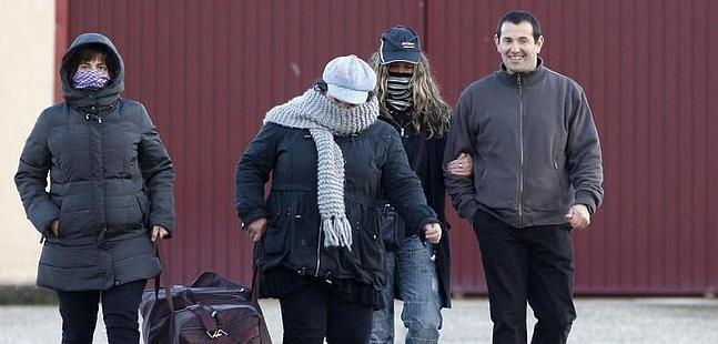 Zubieta, a la derecha, abandona la cárcel acompañado de sus allegados. /Efe