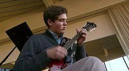 Lachlan Connors toca la guitarra. / CBS4