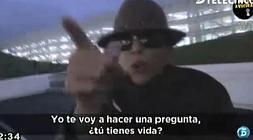 La tonadillera se dirige visiblemente enfadada a la periodista en el aeropuerto de Bilbao. / Telecinco