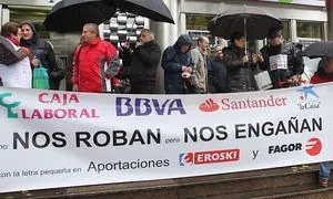 Afectados por la aportaciones a Eroski y Fagor protestan en la Gran Via de Bilbao. /Telepress