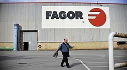 Un trabajador abandona una de las plantas de Fagor en Gipuzkoa. / Ignacio Pérez