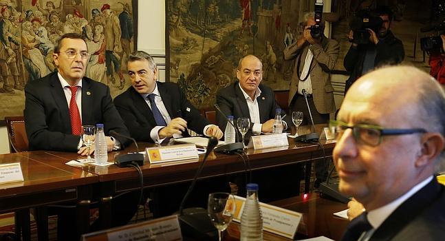 Una foto inédita. Los diputados generales Bilbao, De Andrés y Garitano, frente al ministro Montoro, el pasado jueves. / José Ramón Ladra