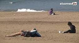 Varias personas disfrutan del sol de estos días en la playa