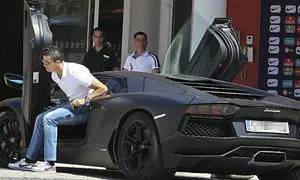 Cristiano Ronaldo sale de su Lamborghini de 700.000 euros.