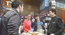 Jordi Cruz abronca a uno de los concursantes en el plató del programa. /RTVE