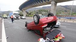 Un coche ha quedado volcado./ Luis Calabor