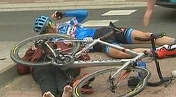 La mujer y el ciclista, tras el accidente./Youtube