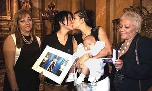 La Iglesia católica argentina bautiza a una hija de lesbianas