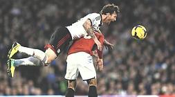Amorebieta salta sobre la espalda del futbolista del United Robin van Persie. /AFP