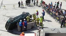 Varios bomberos se afanan en la práctica./ Luis Calabor