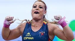 La levantadora española Lidia Valentín sonríe tras proclamarse campeona de Europa./ EFE