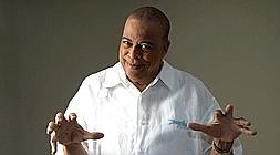 Su talento casi sobrenatural al piano, le permite combinar géneros distantes y casi enfrentados.