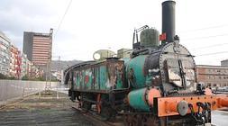 El óxido y la herrumbre han minado seriamente  las defensas de esta locomotora.