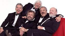 Los cinco, en el diván.