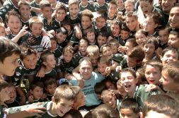 FELIZ. El técnico, ayer rodeado de los niños que participan en el VIII Campus Joaquín Caparrós en San Esteban de Gormaz. / SERGIO ESPINOSA