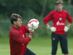 EN EL AIRE. Aranzubia detiene un balón durante un entrenamiento ante la mirada del joven Raúl, al fondo. / FOTOS: FERNANDO GÓMEZ