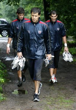 UN DÍA DURO. Aranzubia, Iraizoz y Raúl, tras el entrenamiento de ayer. / FOTOS: FERNANDO GÓMEZ