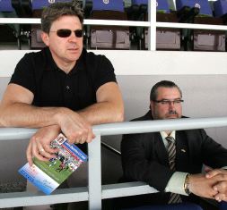 PASADO. Dmitry Piterman y el ex vicepresidente, Pepe Nereo, siguen un partido de la anterior temporada. / BLANCA CASTILLO