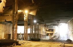 GIGANTESCO. Interior del parking de Gran Vía entre San Antón y Chile; al fondo, los forjados de las plantas. / FOTOS: SERGIO ESPINOSA