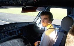 BAUTISMO. Borja, a los mandos de un Airbus A320 en su primer día de trabajo.