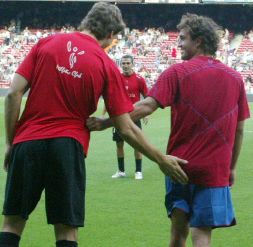 AMIGOS. Llorente bromea con Ezquerro en el Nou Camp.