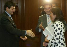 ORTIZ DE ZÁRATE saluda a la concejala de Deportes, Maite Berrocal, en presencia del alcalde. / I. A.