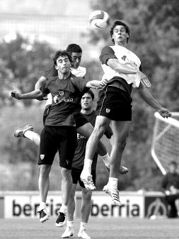 Llorente, Amorebieta y Del Horno luchan por un balón. / F. GÓMEZ