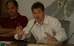 El alcalde Menoyo, en una intervención pública. /JOSÉ MONTES