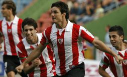 A POR EL GOLEADOR. Javi Martínez y Susaeta salen tras Aduriz después de que el guipuzcoano hiciera el 0-1.