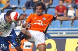 PUNDONOR. Raúl Gañán mete la pierna para arrebatar la pelota a Blanco, del Tenerife. / LA GACETA REGIONAL DE SALAMANCA