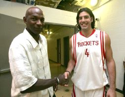 PASADO. Luis Scola estrecha la mano de un mito de los Rockets y la NBA, Clyde Drexler. / EL CORREO
