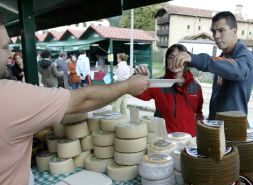 CON SABOR. Una pareja prueba el queso a la venta en un puesto de Trucíos. / PEDRO URRESTI