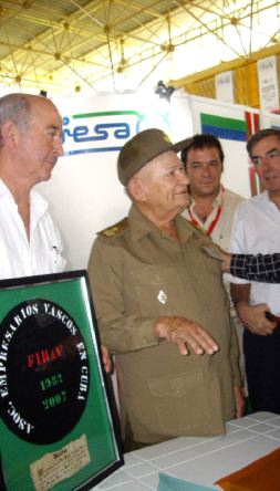 La delegación vasca junto a un alto cargo cubano. / EL CORREO