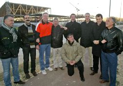 Los ex baskonistas del 76 visitaron ayer la ciudad deportiva del TAU. / I. AIZPURU