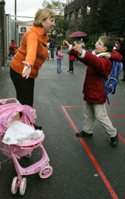 AMOR. David saluda con un gesto de cariño a su madre a la salida de clase. / IGNACIO PÉREZ