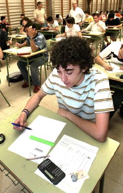 Un joven realiza una prueba en un instituto. / AVELINO GÓMEZ