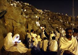 En Arafat, los peregrinos deben permanecer en el monte desde el amanecer hasta la puesta de sol. / EFE