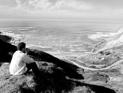 ENTORNO. Vista de los acantilados sobre la playa de Meñakoz, en Barrika. / L. A. G.