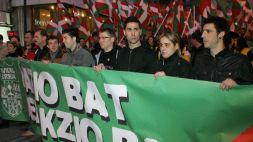 CON LA PANCARTA. Tiko (primero por la derecha), Eva Ferreira, y Garmendia. Por la izquierda sonríen Koikili (al fondo) y Markel Susaeta, que compartieron la pancarta con Martxel Toledo, de Esait, convocante de la manifestación. / IGNACIO PÉREZ
